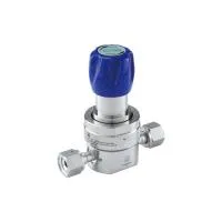 Регулятор AMFLO UHP AU23 Материал: Код SHP (Body-SUS316L VAR, Gland-SUS316L;Poppet, Nozzle,Diaphragm-Hastelloy®C-22,Seat: PCTFE) ; Поверхность 0.13 um; 4х портовый с манометрами, вх. давл. 206 бар, CV-0.9